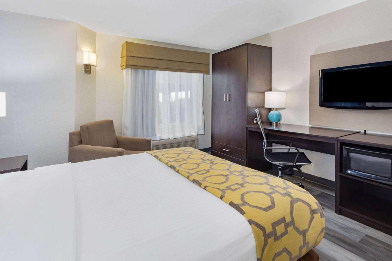 Baymont By Wyndham Milan Hotel Exterior photo