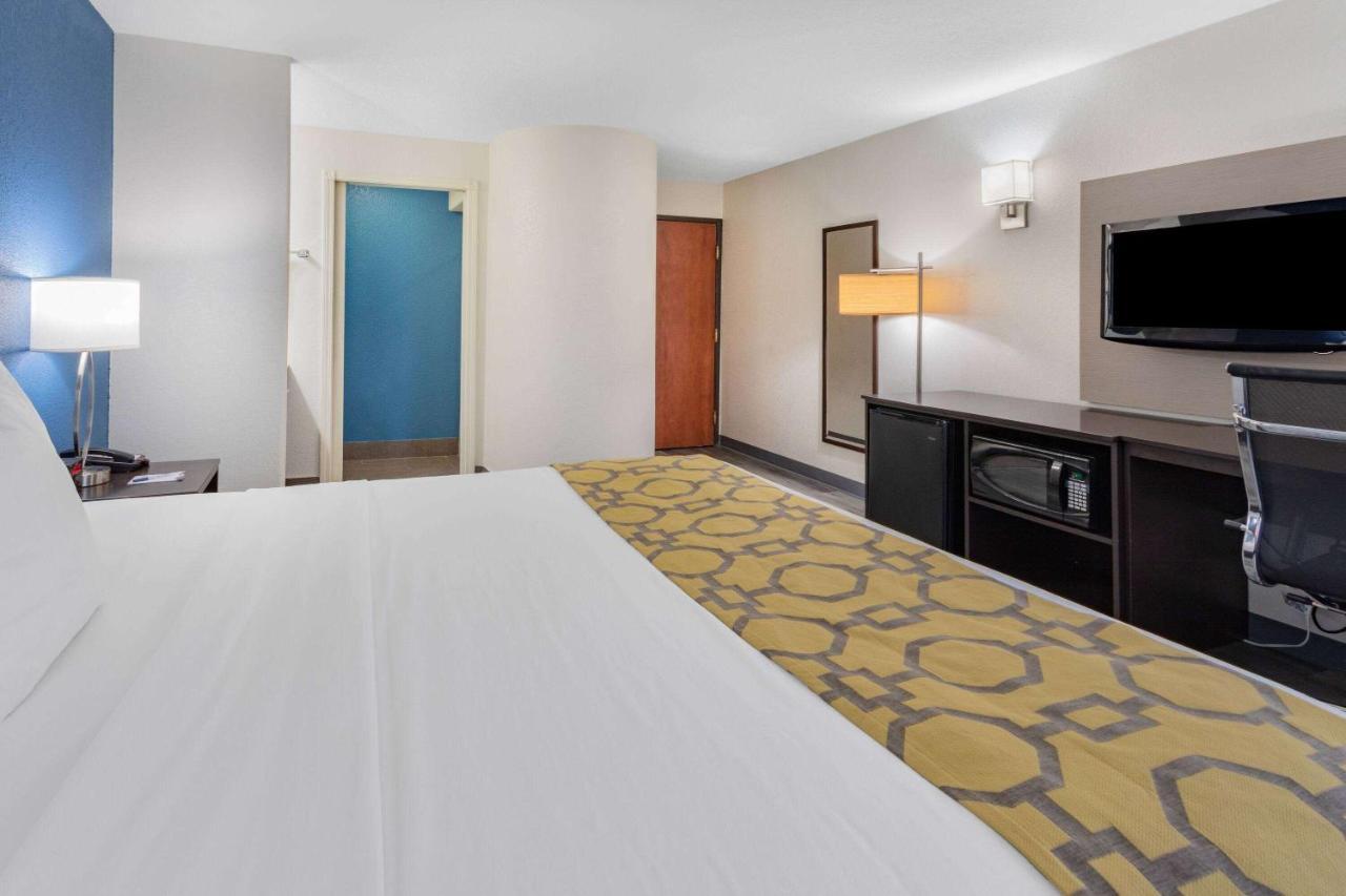 Baymont By Wyndham Milan Hotel Exterior photo