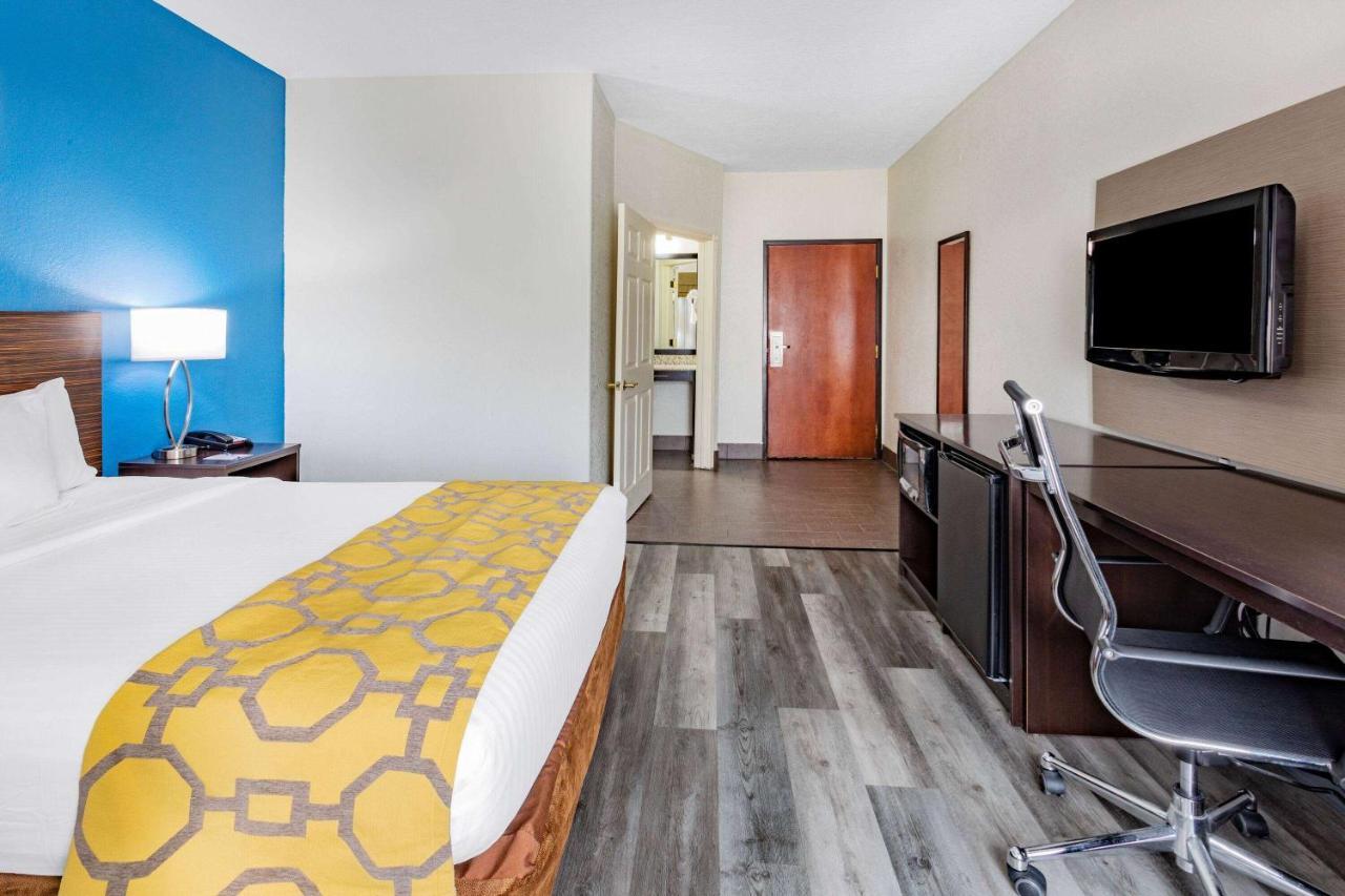 Baymont By Wyndham Milan Hotel Exterior photo